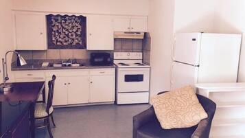 Full-size fridge, microwave, oven, stovetop