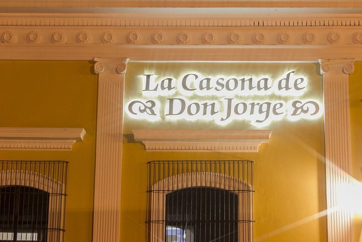 Fachada de edificio con un letrero que dice 'La Casona de Don Jorge'.