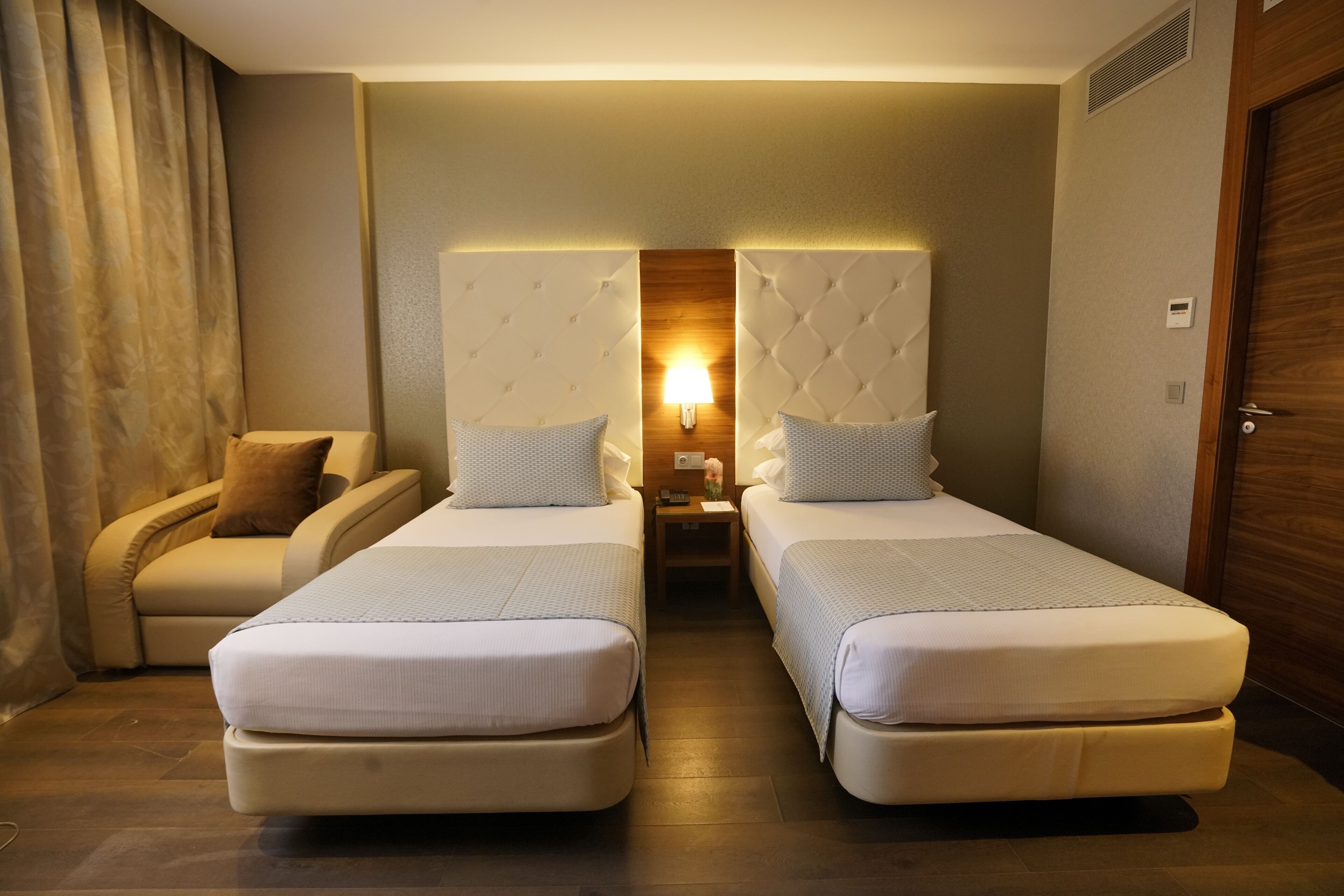 deluxe twin room, city view | premium bedding, minibar, in-room safe, desk