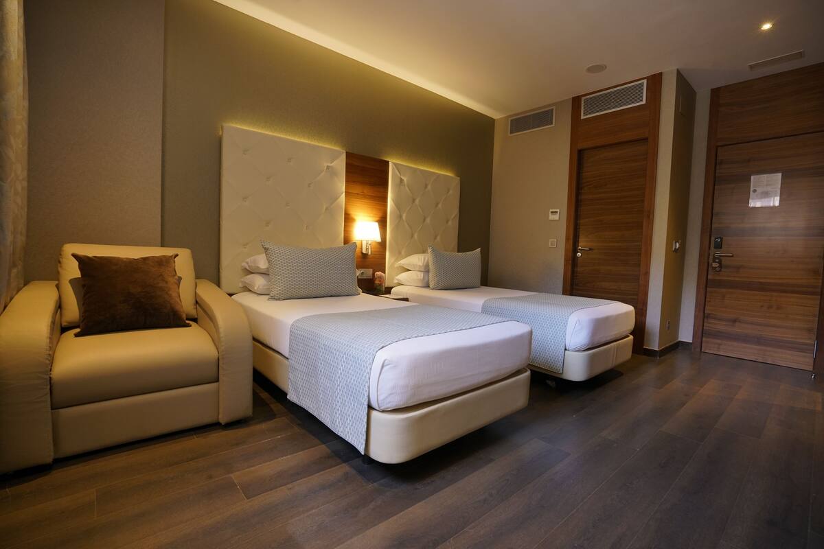 deluxe twin room, city view | premium bedding, minibar, in-room safe, desk