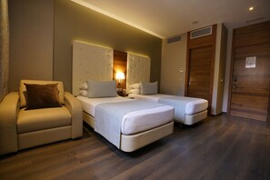 Deluxe Twin Room, City View | Premium bedding, minibar, in-room safe, desk - AZ Hôtels Kouba (Algiers)
