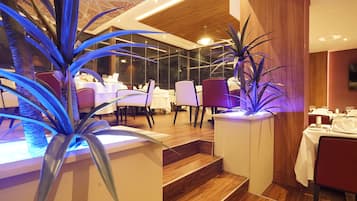 供應早餐、午餐和晚餐,國際料理
