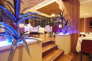 Se sirven desayunos, comidas, cenas y cocina internacional