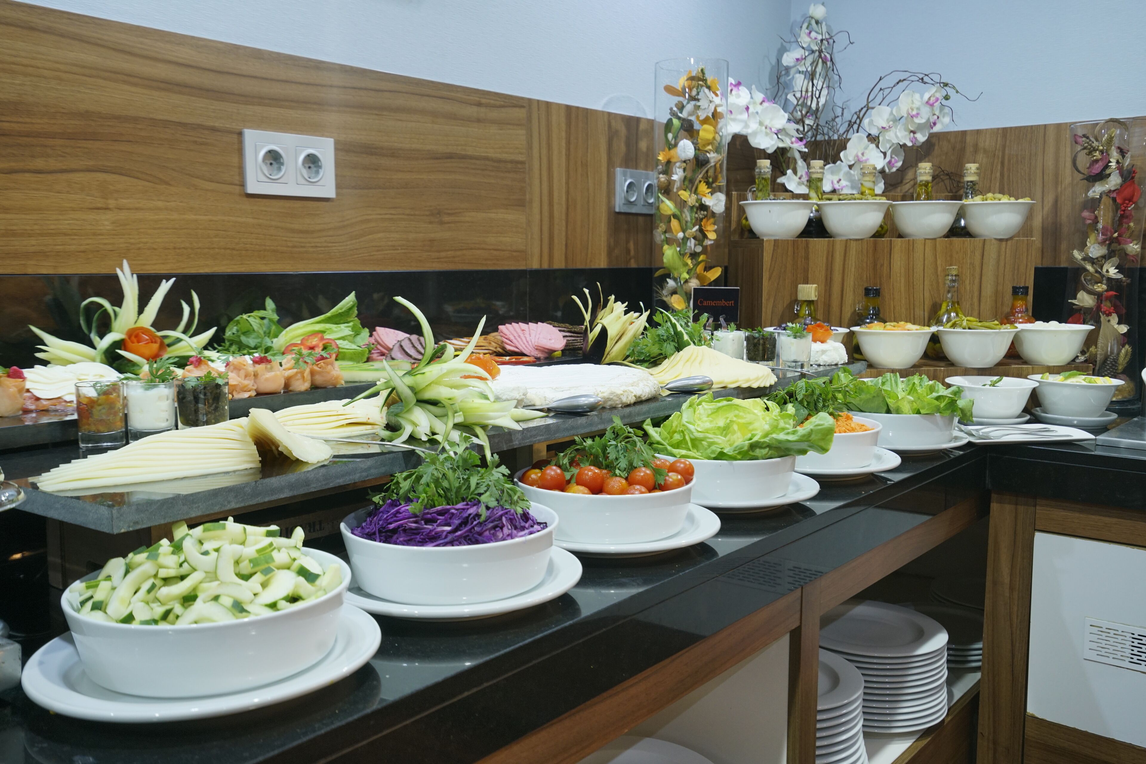 breakfast, lunch, dinner served; international cuisine