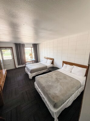 Standard Double Room, 2 Double Beds | Free WiFi, bed sheets - Superior Stays (Antigo)