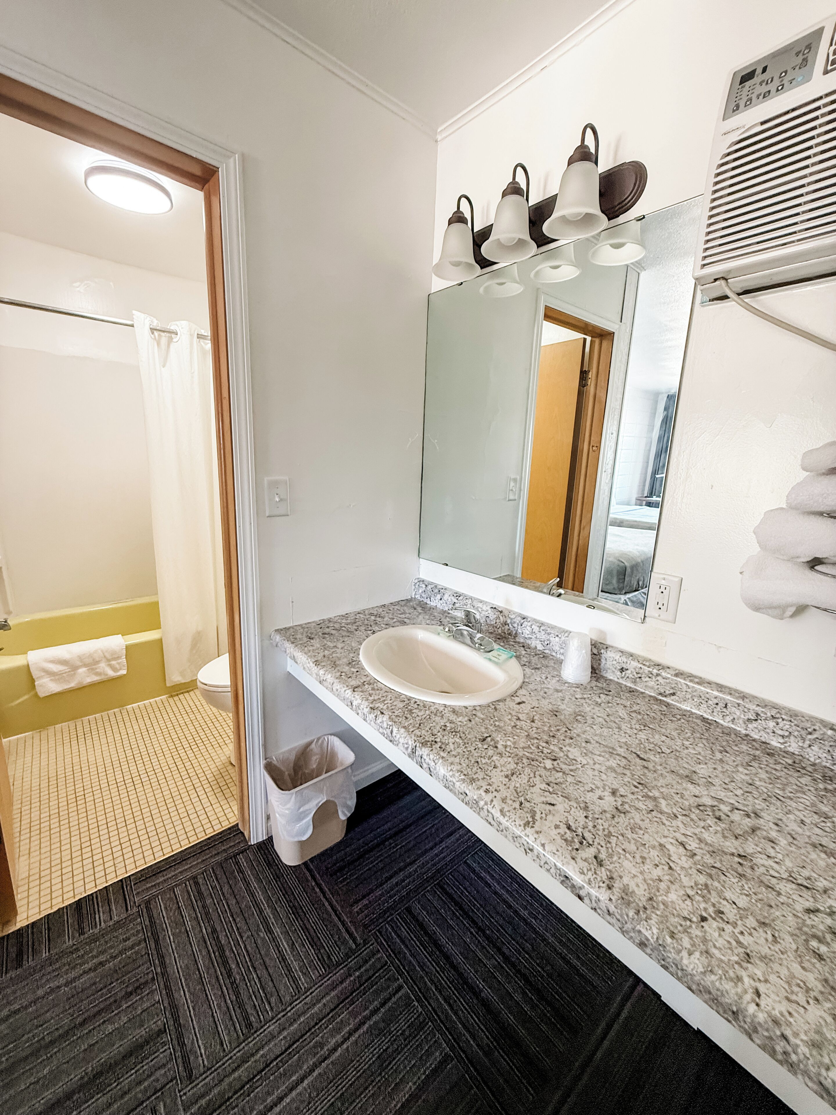 Standard Double Room, 2 Double Beds | Bathroom | Towels