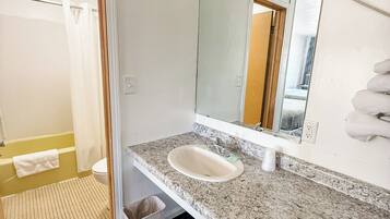 标准双人房, 2 张双人床 | 浴室 | 毛巾