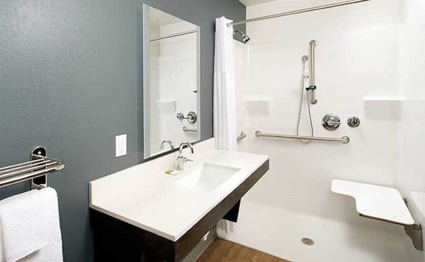 وحدات دش مع أحواض استحمام، مجففات شعر، مناشف