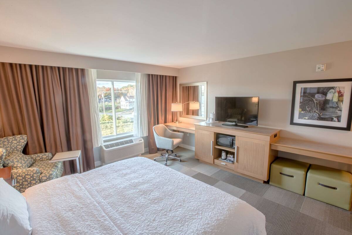 room, 1 king bed (roll-in shower) | individually furnished, free cots/infant beds, free wifi, bed sheets