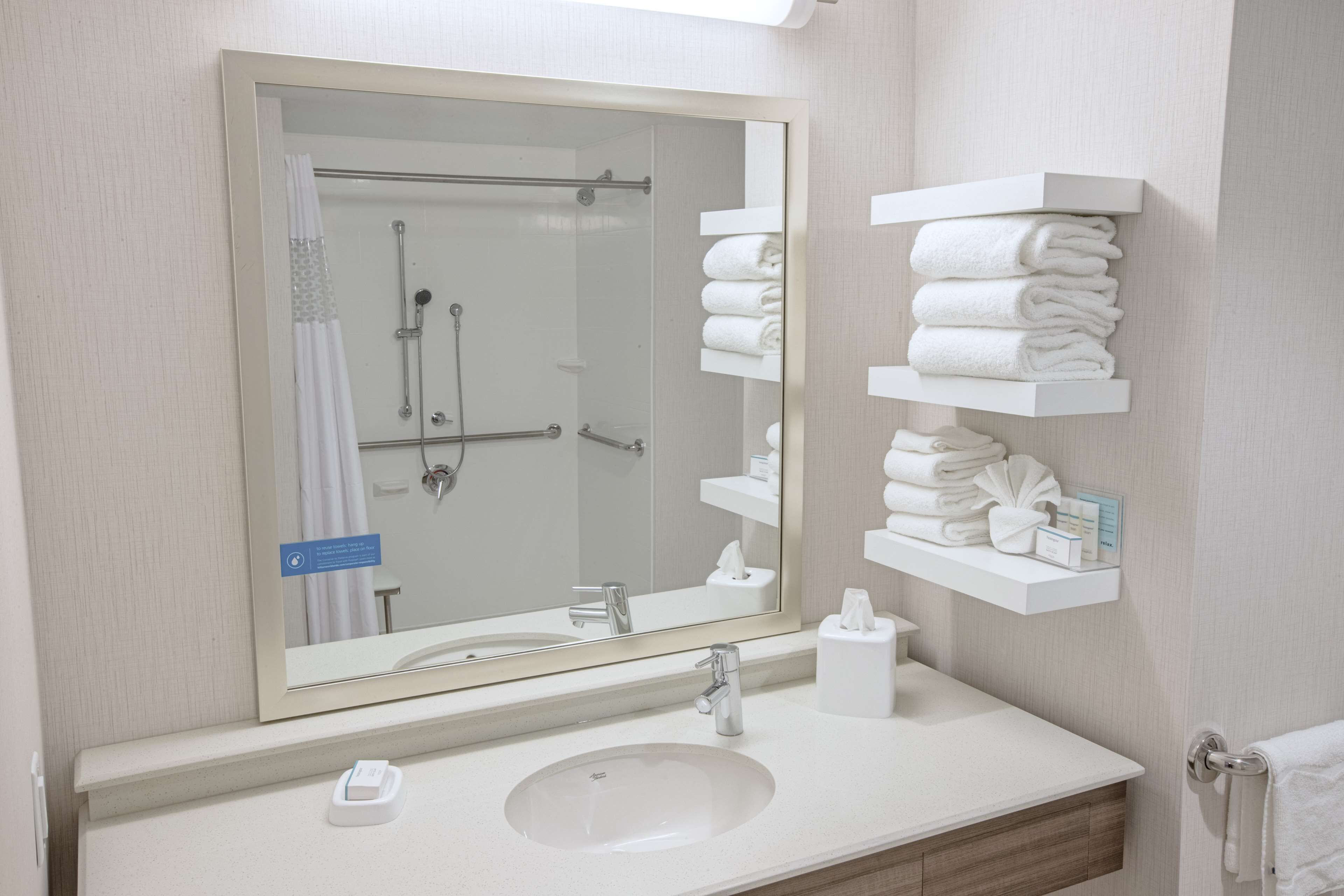 room, 1 king bed (roll-in shower) | bathroom | hair dryer, towels