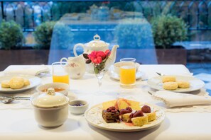 Free daily buffet breakfast  - PARAISO CASA DE MONTAÑA (San Martin de los Andes)