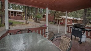 Mamma Bear Cabin | Balcony - Canyon Cabins (Ruidoso)