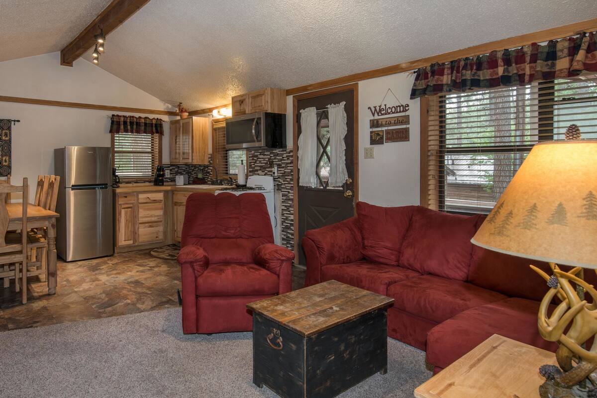 Mamma Bear Cabin | Living room | 40-inch flat-screen TV with digital channels, TV, fireplace