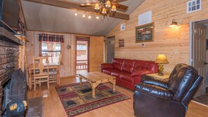 Romantic Cabin, Jetted Tub | Ruang tamu | 40 inci televisyen skrin rata dengan digital, TV, pendiangan