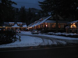 Fachada de la propiedad por la tarde o noche