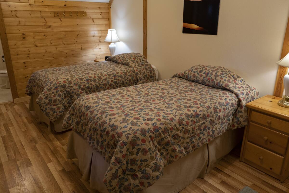 Room, 2 Twin Beds (Room 11) | Living area