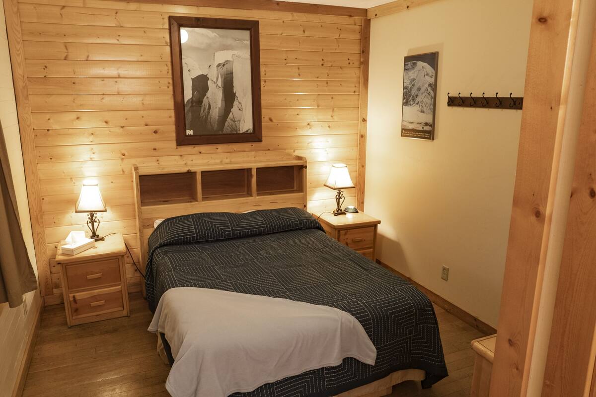 Double Room Single Use, 1 Double Bed (Room 4) | Free WiFi, bed sheets