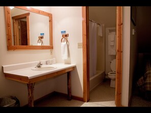 Driepersoonskamer, 1 slaapkamer (Room 21) | Badkamer met wastafel
