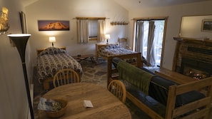Living area - Whittaker's Motel & Historic Bunkhouse (Ashford)