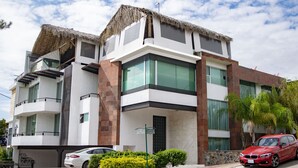 Front of property - Giakor Suites (León)