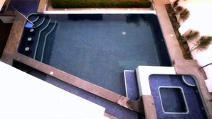 Outdoor pool - Giakor Suites (León)