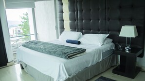 In-room safe, free WiFi, bed sheets - Giakor Suites (León)