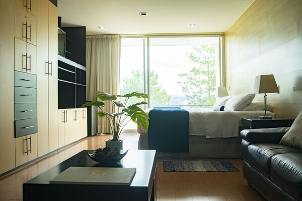 Junior Suite | In-room safe, free WiFi, bed sheets