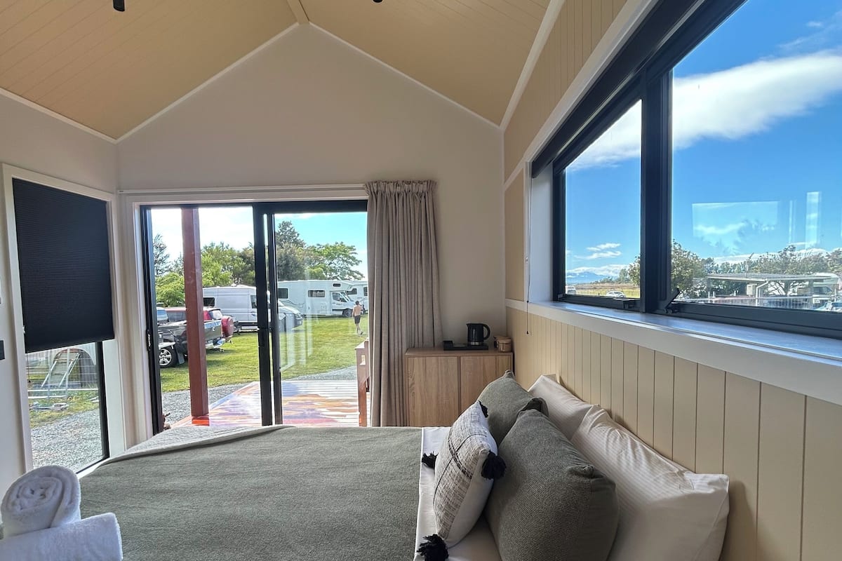 Premium Cabin | WiFi (surcharge), bed sheets