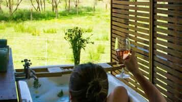 Premium House | Deep-soaking bathtub