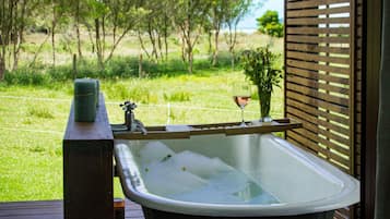 Deep soaking bathtub