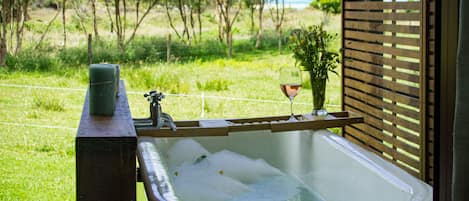 Deep soaking bathtub