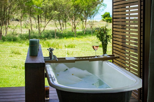 Deep-soaking bathtub