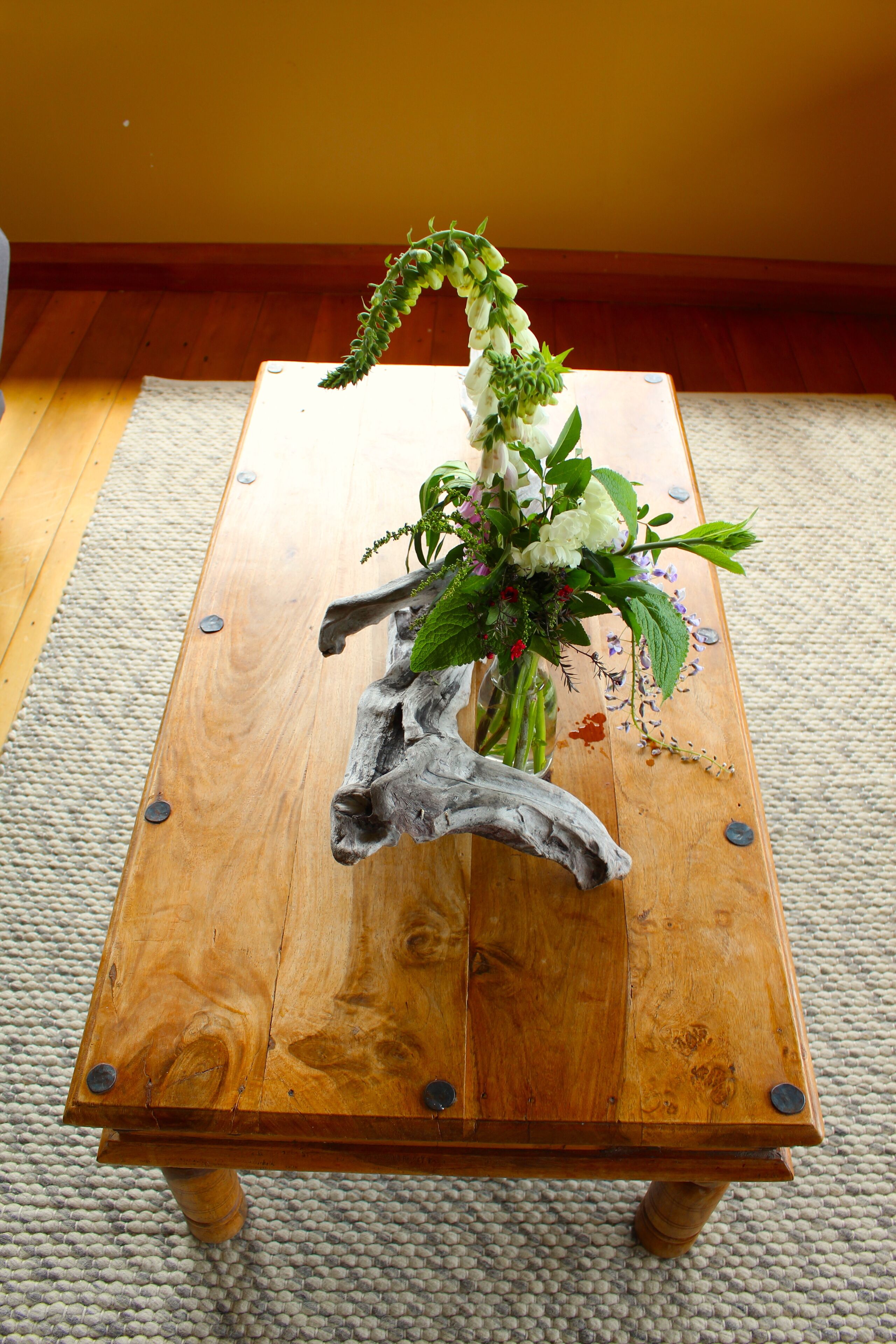 Une table basse en bois avec un élément décoratif central de style rustique.
