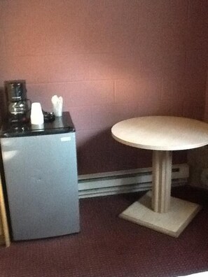Fridge, microwave, coffee/tea maker - Snowy River Inn (Show Low)