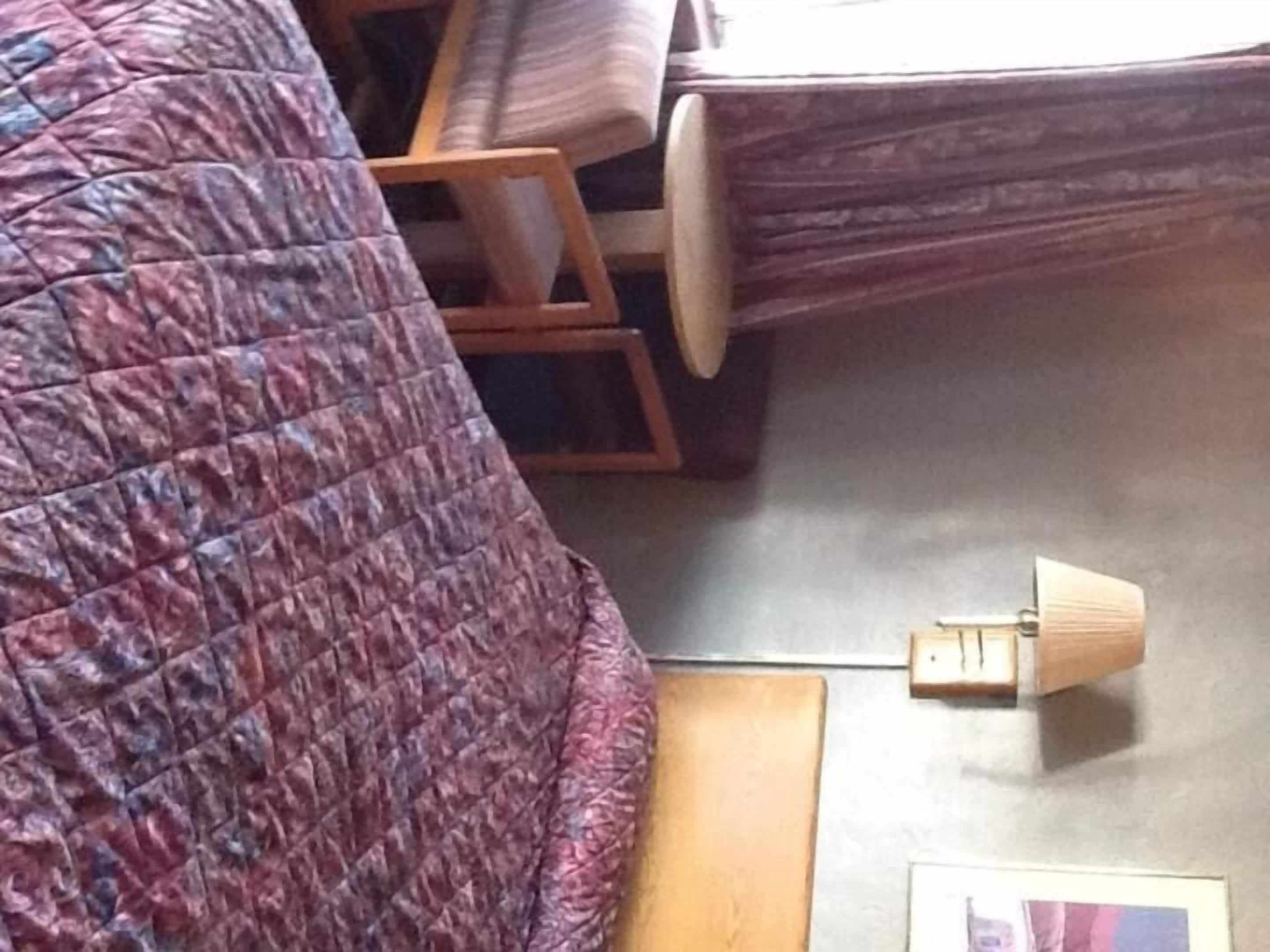 Escritorio, wifi gratis y ropa de cama 