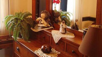 Room, 1 King Bed | Room amenity