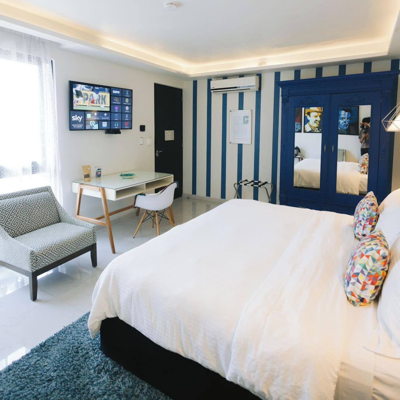 Deluxe King Room | Ylelliset vuodevaatteet, untuvapeitot, tallelokero huoneessa