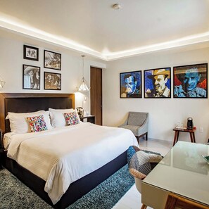 Deluxe kamer | Luxe beddengoed, donsdekens, een kluis op de kamer