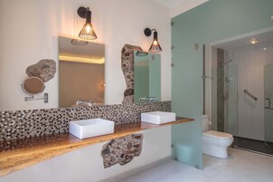 Quarto luxo, 2 camas de casal | Banheiro | Chuveiro, produtos de toalete grátis, secador de cabelo 