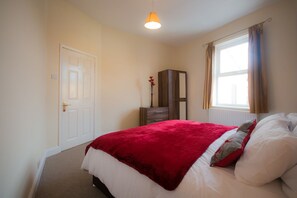 2 bedrooms, soundproofing, iron/ironing board, free WiFi - Hampton House (Scarborough)