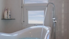 Superior kamer, uitzicht op zee | Badkamer | Een bad/douchecombinatie, gratis toiletartikelen, een haardroger
