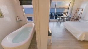 Superior Room, Sea View | Bathroom | Combined shower/tub, free toiletries, hair dryer, slippers - Bluegrad Pension (Namhae)