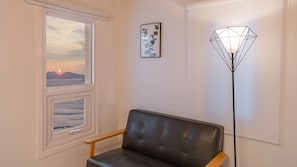 Studio Suite, Sea View | Free WiFi, bed sheets - Bluegrad Pension (Namhae)
