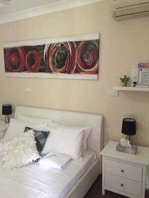 Kamar Double | Seprai premium, meja kerja, setrika/meja setrika, dan Wi-Fi gratis