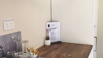 Queen Room | Private kitchen | Fridge, microwave, coffee/tea maker, paper towels