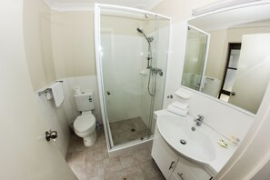 Quarto triplo | Banheiro | Chuveiro, produtos de toalete grátis