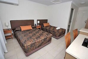 Twin Room | Desk, soundproofing, iron/ironing board, free cribs/infant beds - Swag Motel (Middlemount)