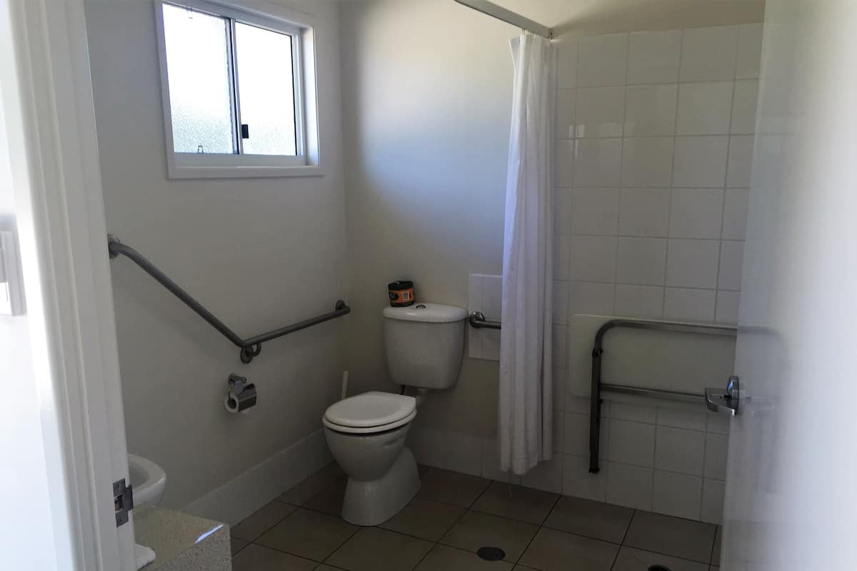 Standaard tweepersoonskamer, 1 queensize bed, toegankelijk voor mindervaliden, uitzicht op tuin | Badkamer | Een douche, gratis toiletartikelen, een haardroger, handdoeken