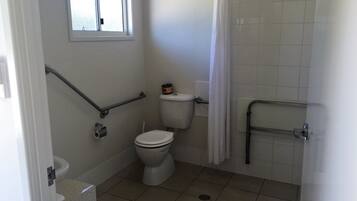 標準雙人房, 1 張加大雙人床, 無障礙, 花園景 | 浴室 | 淋浴設備、免費梳洗用品、風筒、提供毛巾