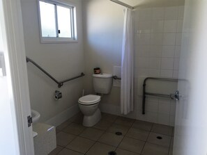 Queen Room Disability Access | Bathroom | Shower, free toiletries, hair dryer, towels - Swag Motel (Middlemount)